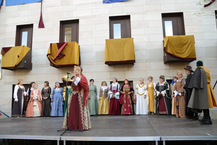 lECTURA-PREGON Miembros de la asociación OctavaMilla, durante el pregón de la última feria