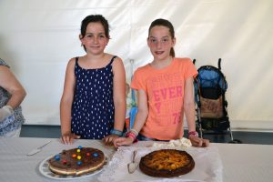 Las dos Lucías con sus creaciones