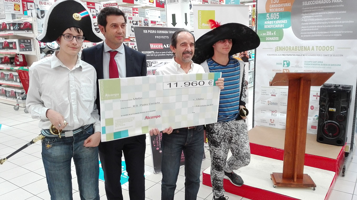 Momento de la entrega del cheque
