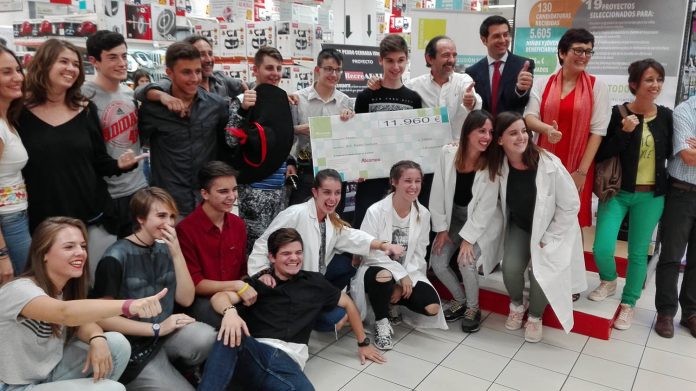 Fundacion Alcampo entrega un cheque a IES Pedro Cerrada por su proyecto Recrearte Dia de la solidaridad